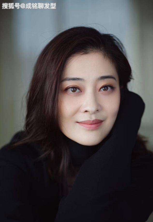 原创梅婷发型大气穿搭优雅,很精致很女人味!三套搭配技巧时尚又减龄