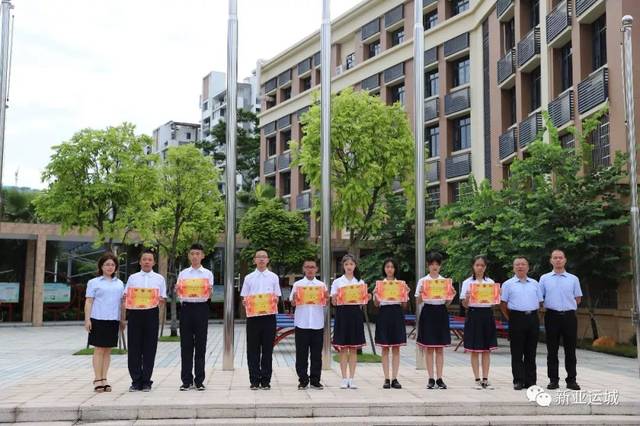 (升旗仪式中,天成中学学子行注目礼)