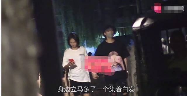 原创金晨和邓伦分手后,恋上帅气白发小鲜肉,两人当街亲吻超甜蜜