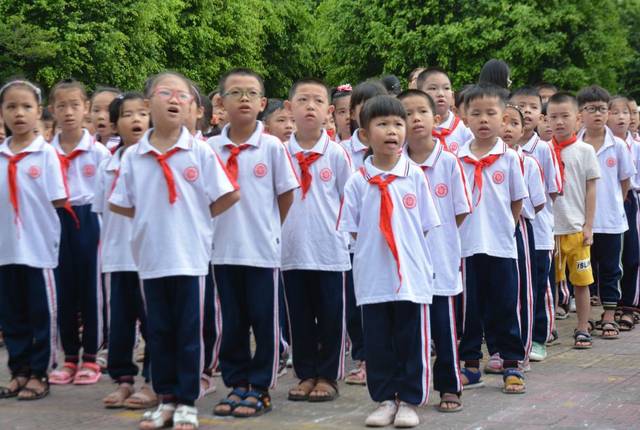 学生们奏唱国歌