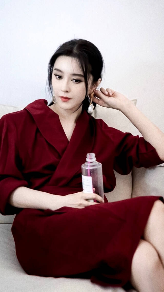 范冰冰最新广告大片,剪齐刘海烫卷发,一身粉色