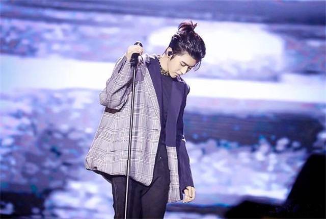 蔡徐坤凭英文歌拿华语金曲奖,周杰伦汪峰表情