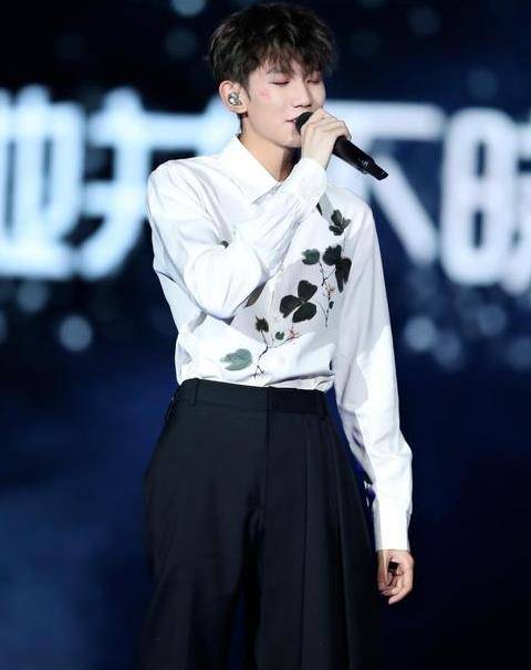 王源告别个人演唱会来袭,看到他舞台造型后,网友:满是