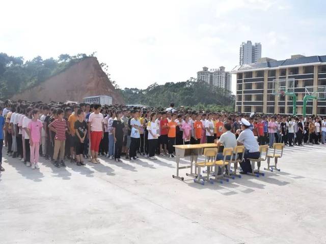 【消防知识进军训系列报道三】浦北消防走进浦北四中上好消防安全"
