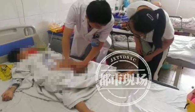 乐乐的妈妈 王女士说,当时小孩在里面玩水,刚好蹲到喷泉口,喷泉一下子