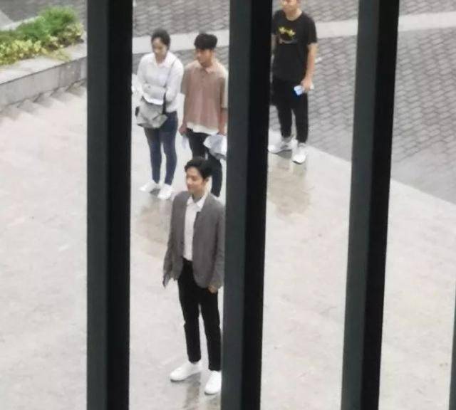 肖战深夜安慰粉丝,《余生请多指教》最新路透图气质出众