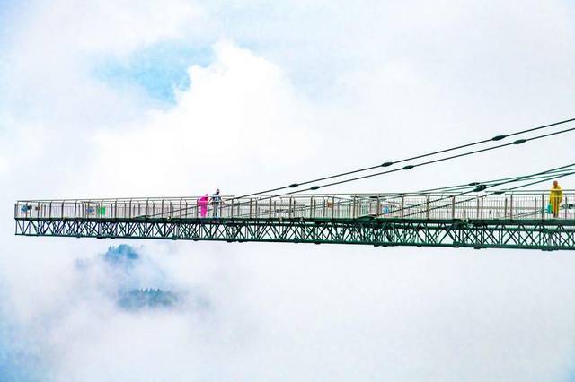 重庆最"恐怖"的玻璃桥,被抖音带火,去过的游客都直呼害怕!