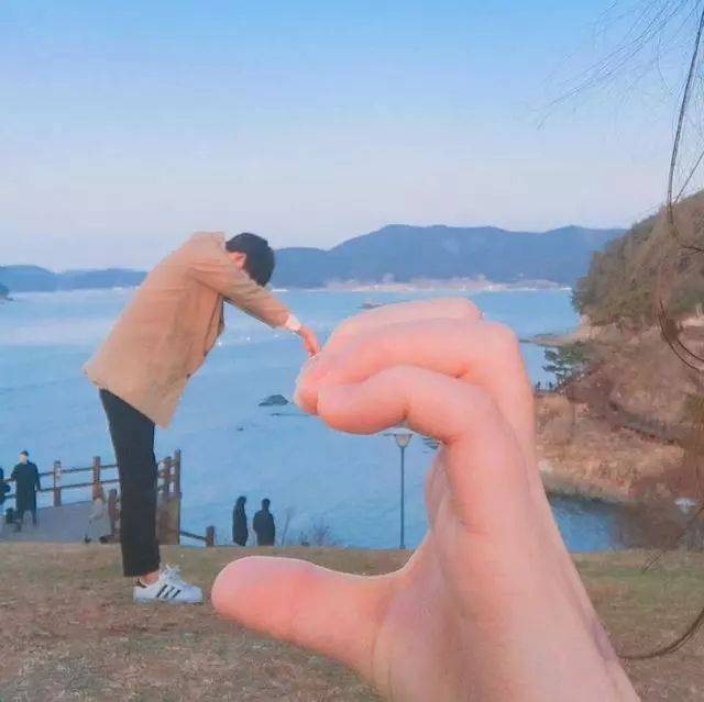 5. 借位心心 想搞搞小创意,不如试下借位心心!情侣照低调秀恩爱.