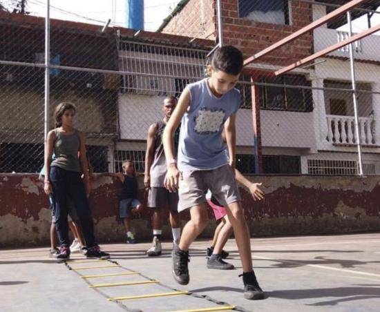 耻辱!月薪2美元,一天只吃一顿饭,中国男篮却被