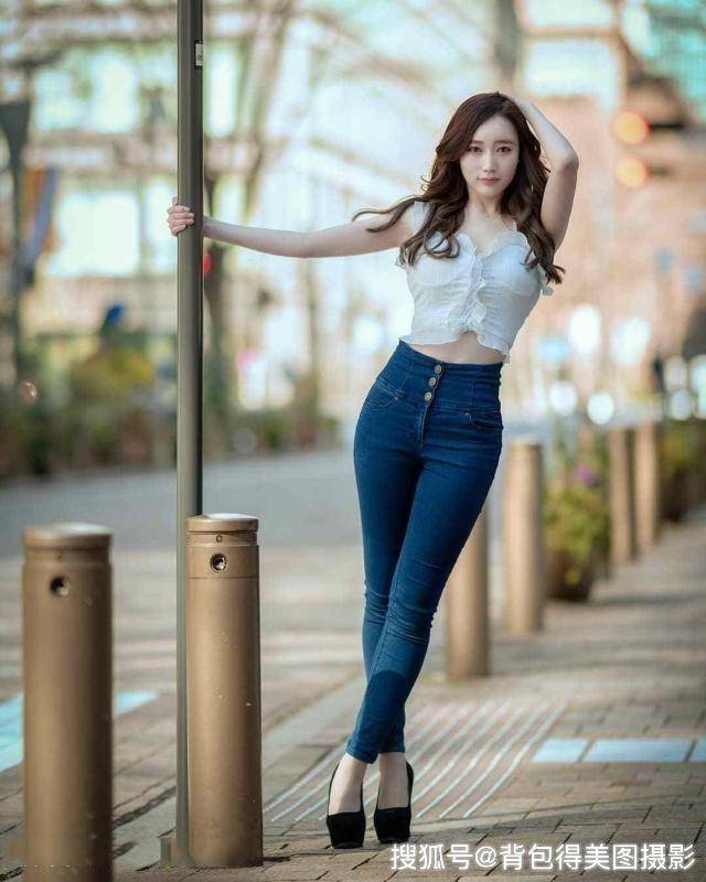 路人街拍,美女搭配高腰的a字紧身牛仔裤,更显女神范
