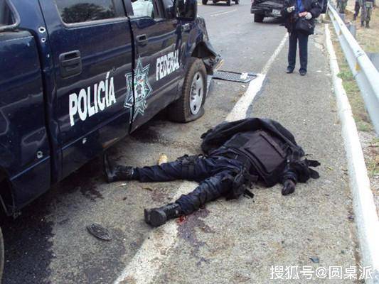 原创大毒枭遭遇"黑吃黑",墨西哥的警察命苦,毒贩子:我们命更苦!