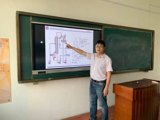 辽宁石油化工大学第六届师德标兵施岩无私奉献重实干科技创新促发展