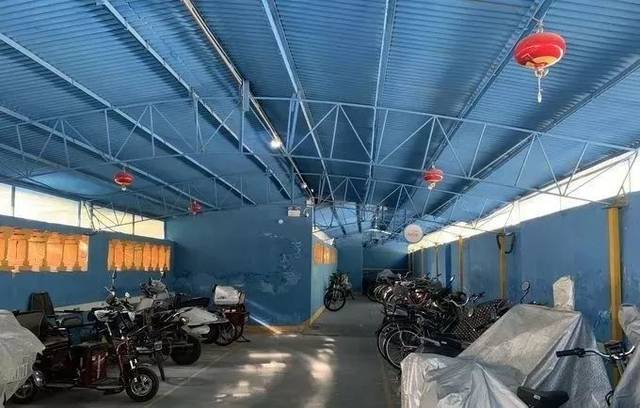 一些社区就已经开始行动起来,改建旧自行车棚,腾地新建自行车库,或见