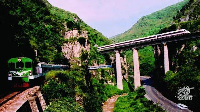 昆明铁路局"春城号"动车组与米轨客车交汇于夹皮沟,324国道和汤池河从