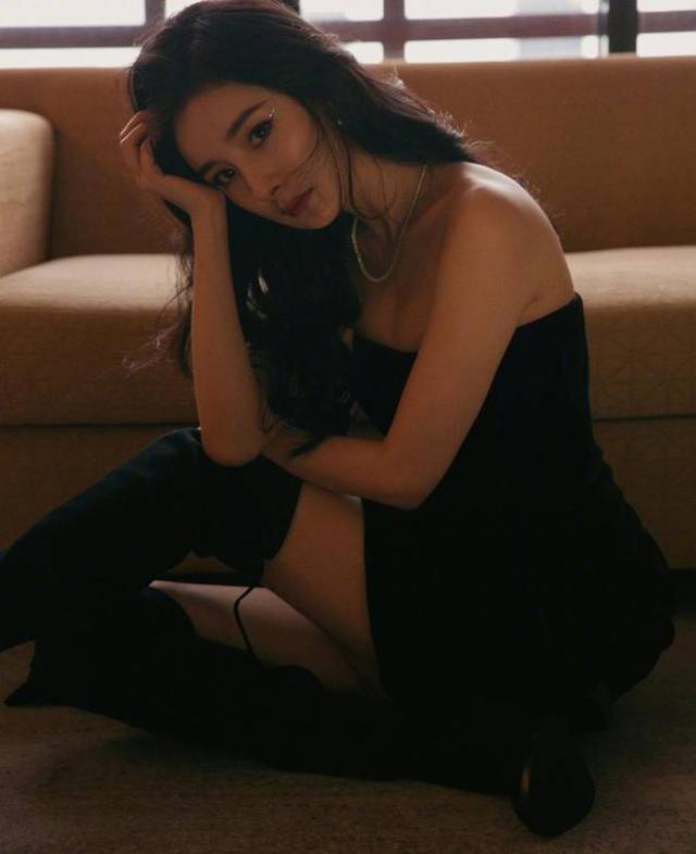杨幂罕见私房照,抹胸裙秀香肩长腿,眼妆魅惑性感撩人
