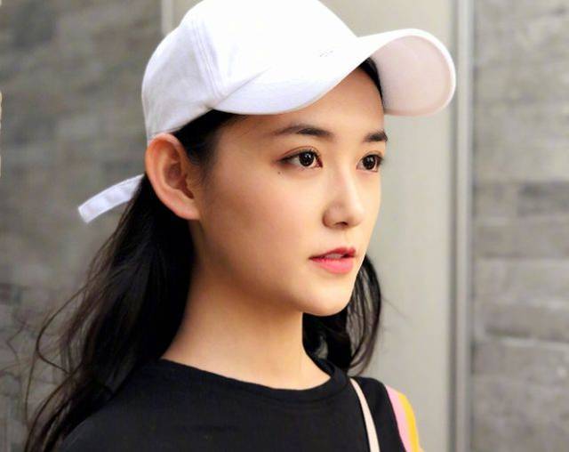 蒋依依站军姿照片曝光,无美颜下的素颜依旧很