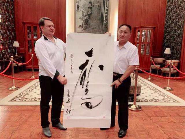 中国国礼艺术家张源达作品在第二届世界青年文明论坛展出并大获好评