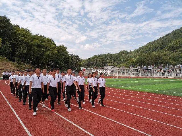 太湖县牛镇中学举行2019--2020学年高一新生军训汇演暨秋季开学典礼