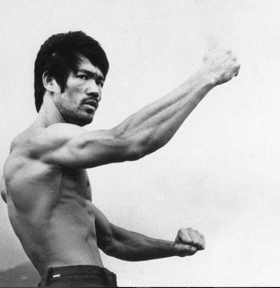 以李小龙的身手可以打败现UFC羽量级冠军吗