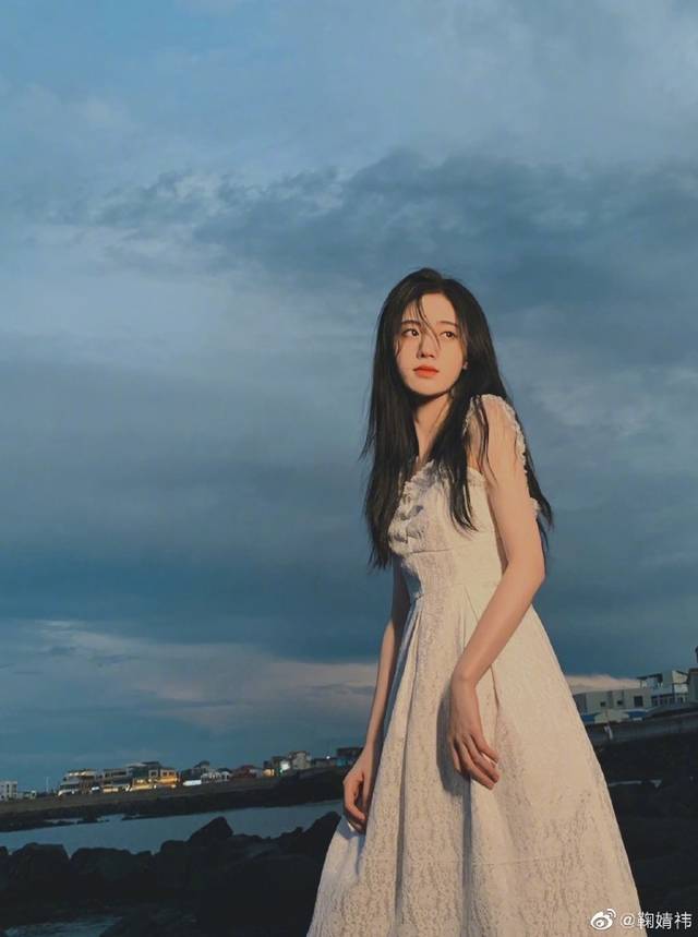 鞠婧祎海边最新旅游私照,美人大概就是如此