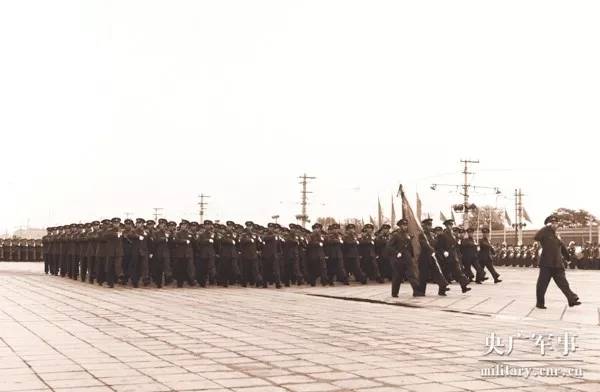 阅兵·档案|1954年国庆阅兵:受阅部队由诸军兵种编成