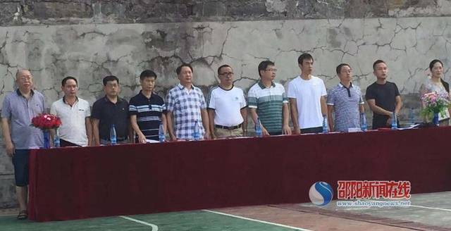 新邵县第三中学举行高一军训会操