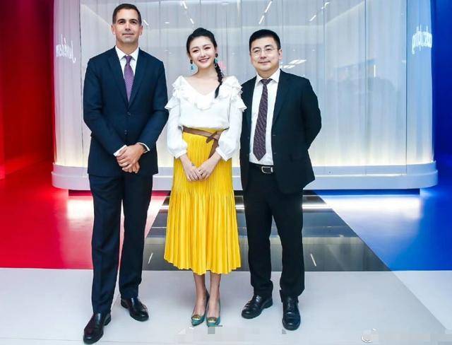 大S出席活动,朱唇皓齿白衫黄裙美成初恋,手部