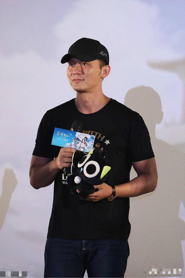 当日李晨的心情很好,他灿烂的笑容看起来很阳光.