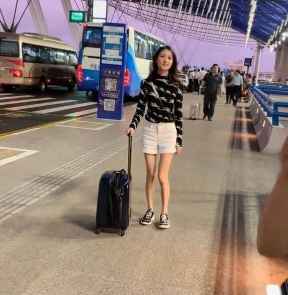 陈钰琪机场被偶遇,看到无滤镜下的腿后,网友:再不羡慕