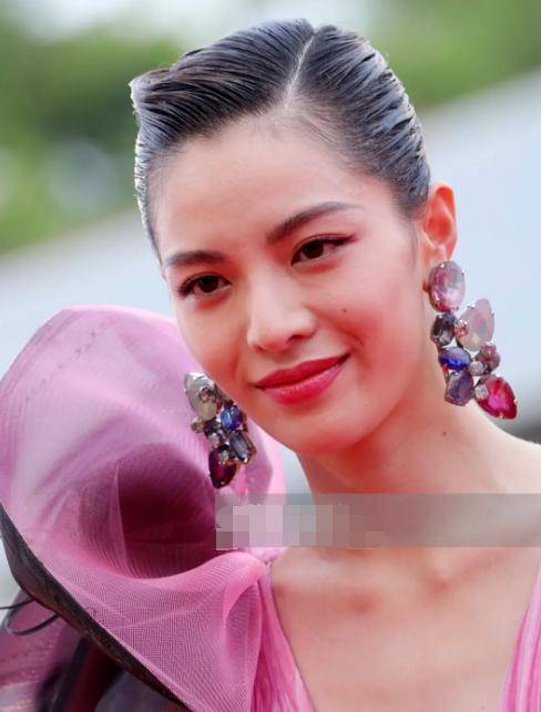 钟楚曦红毯照裙子颜色太俗,比倪妮输好多,旁边