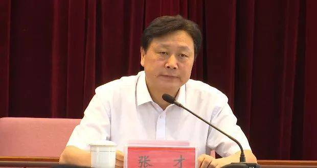 这次新区领导干部大会宣布了市委关于白钢,杨万春同志