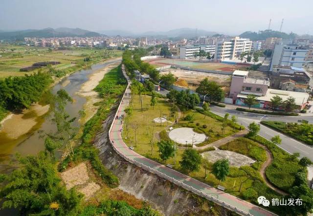 鹤城公园位于鹤山市鹤城镇石门水库,鹤城圩镇的东北角,距圩镇中心约