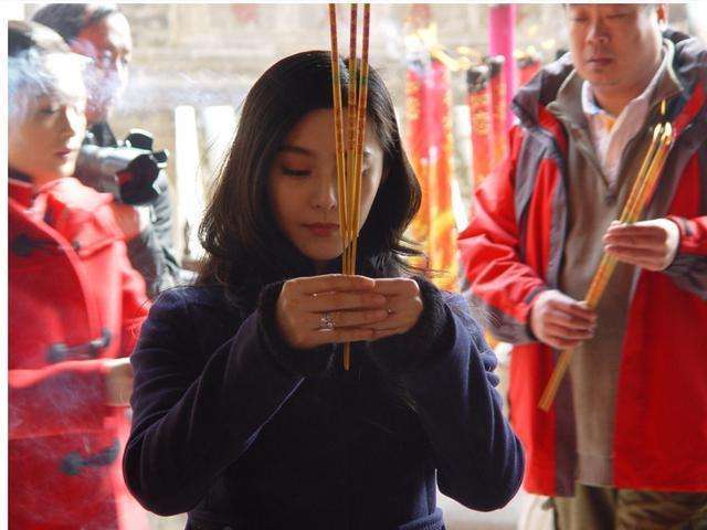 烧香有风险,拜佛须谨慎,河南一女子寺庙烧香掉香灰池致重度烧伤