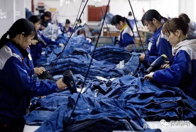 工作的女工人,大多数为了能给孩子过上更好的生活,所以都来到工厂打工