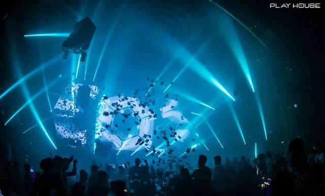 从机场开始走起,来到现场,他的音乐让粉丝再次感受到hardstyle从来不