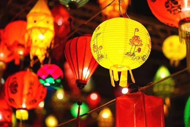 江南一带则有制灯船的节俗.近代中秋燃灯之俗更盛.