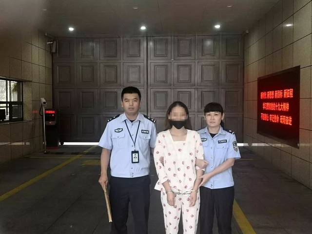 丽水一女子在拘留所门口泪如雨下