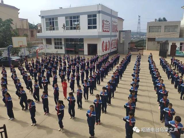 23岁就成为昭阳区永丰镇小闸小学校长的义,虽然先天性左手残缺,但