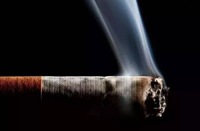 起火原因是住户 伍某在床上吸烟, 入睡后香烟引燃了床上的蚊帐等可燃