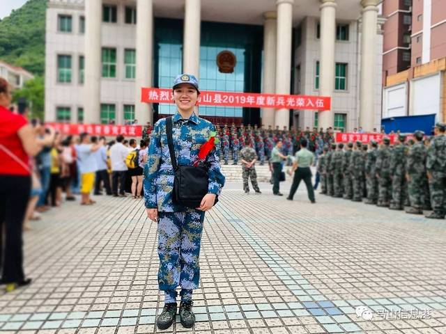 今天马山举行新兵入伍欢送大会!唯一1名女兵引人注目