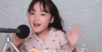 她先是主动和观众打招呼,再是边吃边介绍食物,和网友们聊天,行为举止