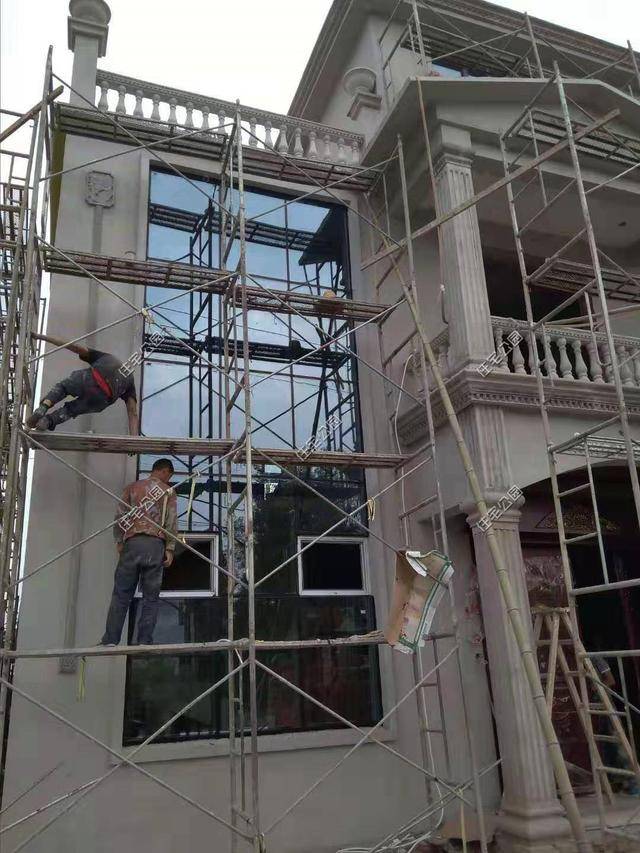 门庭处的方形罗马柱都已经安装完毕,外墙也已抹灰,接下来便是真石漆