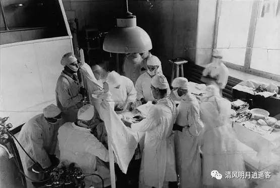 1933 年,白求恩协助亚奇博德教授进行手术