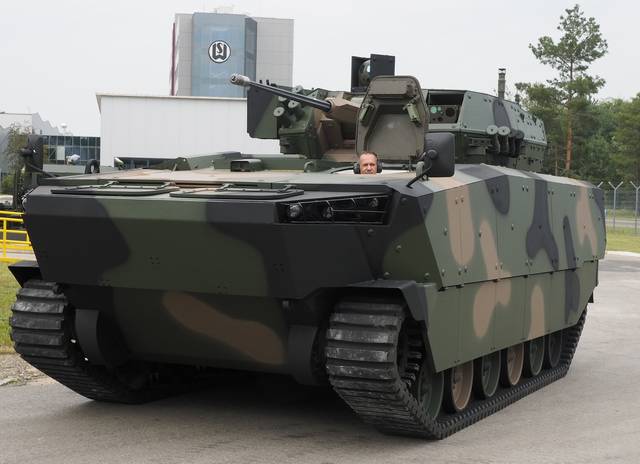 波兰国产步兵战车即将服役,重装甲强火力,将大规模列装,能否延续翼