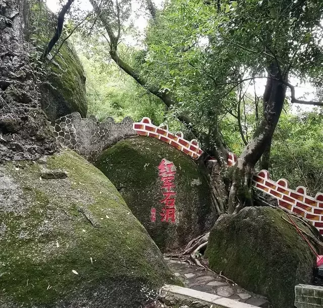 红军石洞位于深溪社区金竹岭西北山麓翠峰岩处,海拔245.5米.