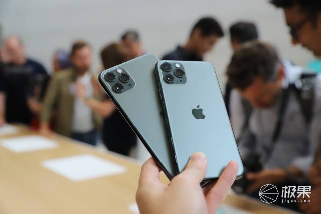 iphone 11 pro上手体验:全新韭菜绿配色,后置1200万三摄,迄今最强!