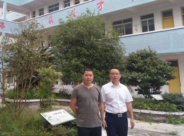 校长,党支部书记魏佑伟,副校长吴智君,副校长刘凯 校长,书记杨良凯
