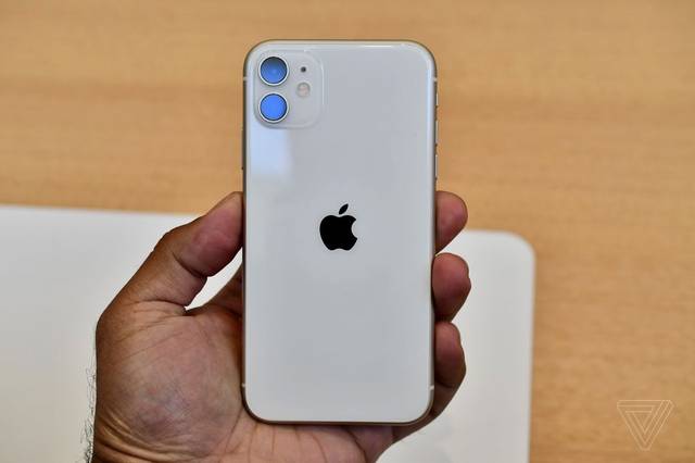 原创 iphone11真机上手,5499买这么大的边框,真的香吗?