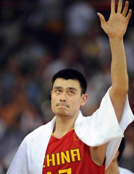 王治郅的名字在中国男篮台有着举足轻重的地位,他是第1位进入nba的