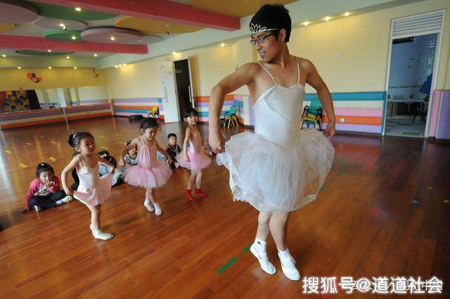 男幼师出现在幼儿园,跳舞,弹琴,编头发样样精通,家长怎么看?